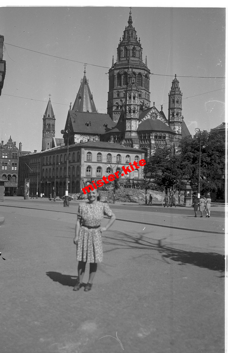 mainz kirche  mädel nach luftangriff  PO_134a